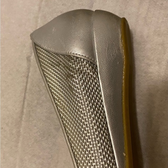 Stuart Weitzman Ideal Silver Nappa Rhinestone and Bow Flats. - Picture 16 of 16